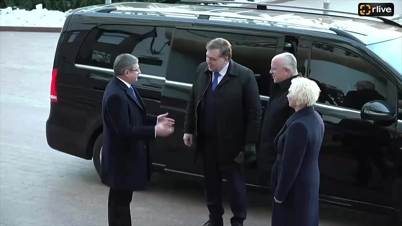 Встреча спикеров парламентов балтийских стран у здания парламента Молдовы