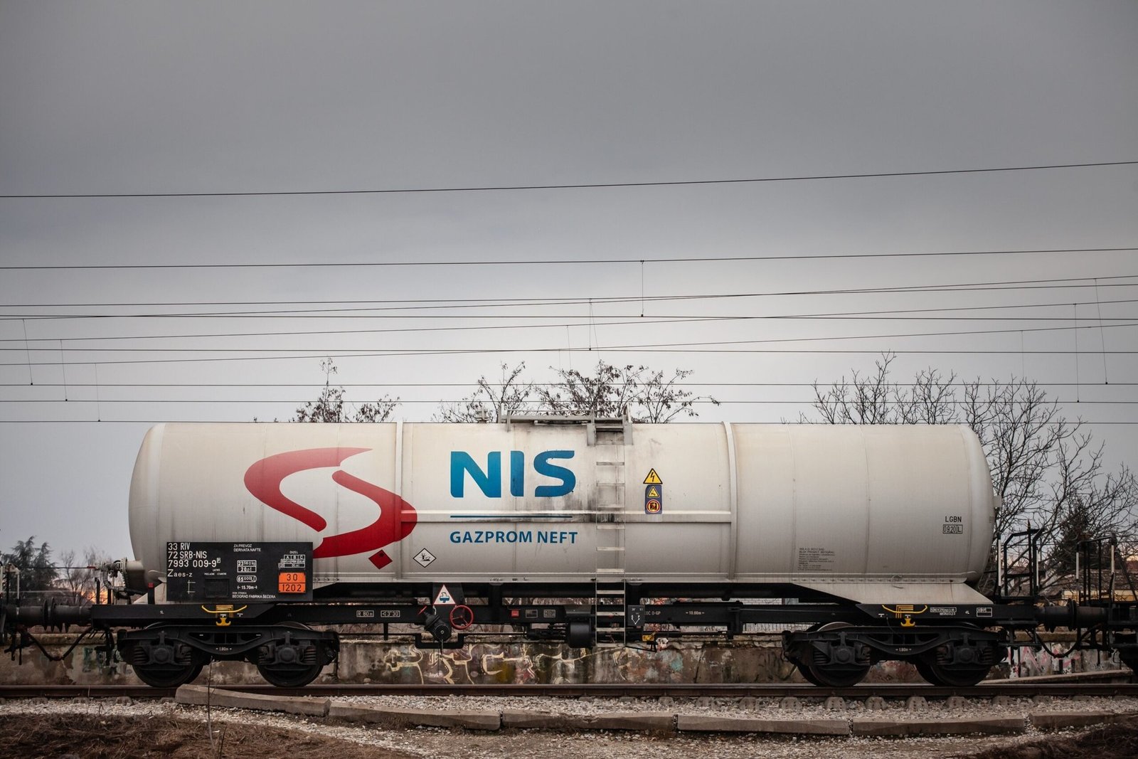 Железнодорожная цистерна NIS Газпром нефть на путях