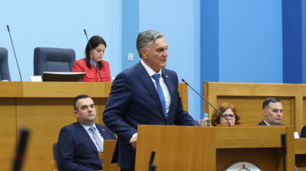 Каран стоит на трибуне в зале Народной скупщины РС