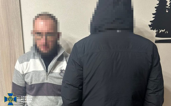 Задержанный подозреваемый и сотрудник СБУ