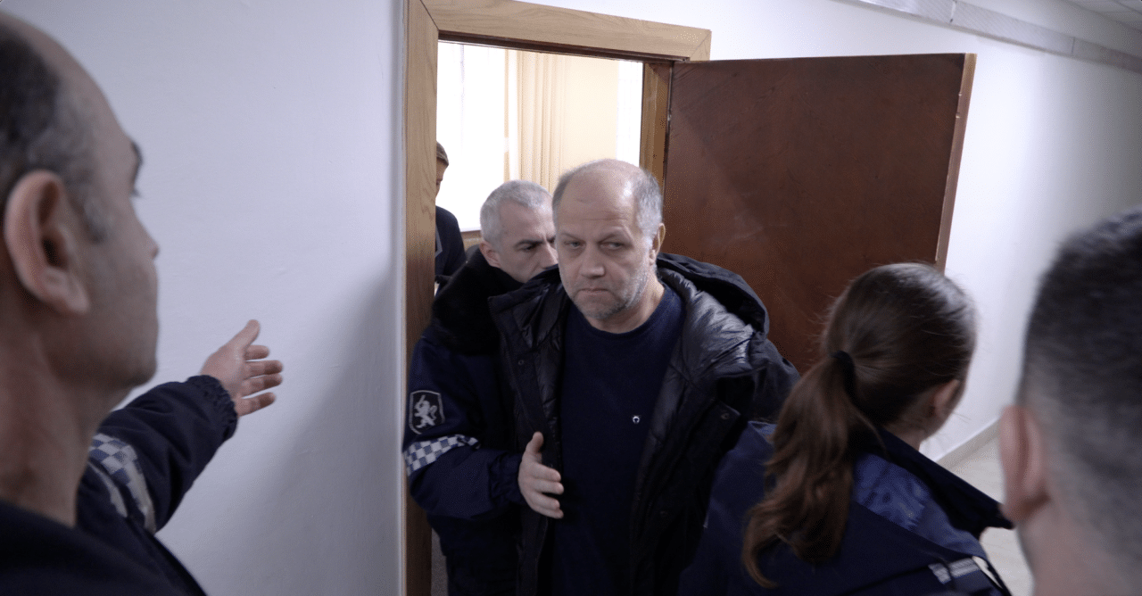 Мужчину сопровождают сотрудники полиции, задержание в рамках расследования шпионажа