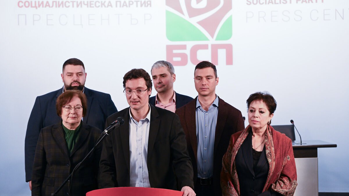 Руководство БСП в пресс-центре партии, Зарков у микрофона