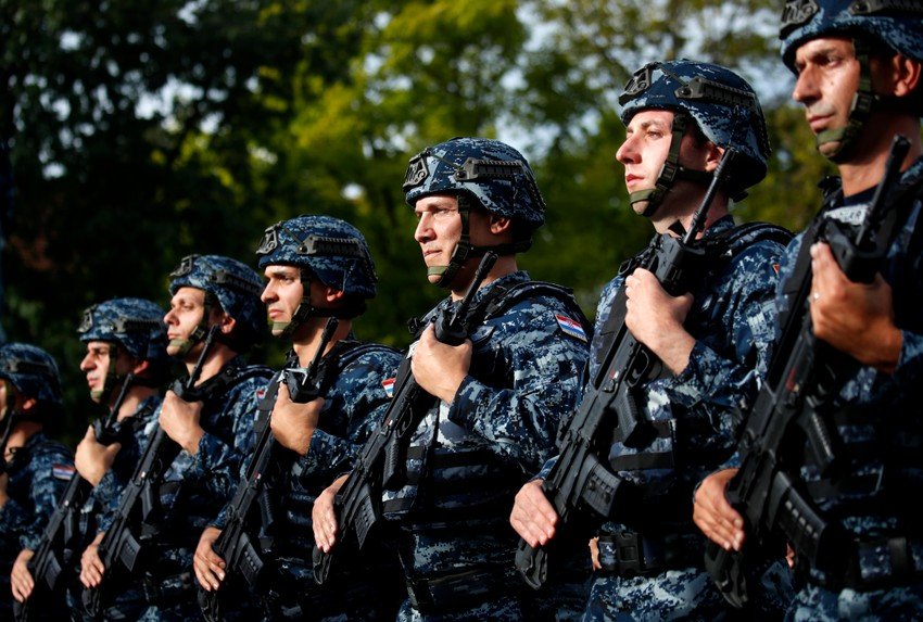 Хорватские солдаты в строю в камуфляжной форме