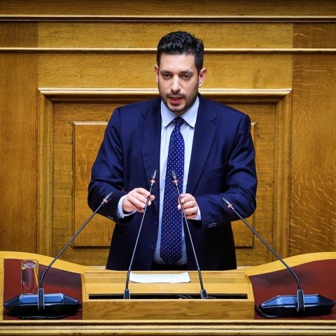 Константинос Киранакис, заместитель министра транспорта Греции, выступает в парламенте