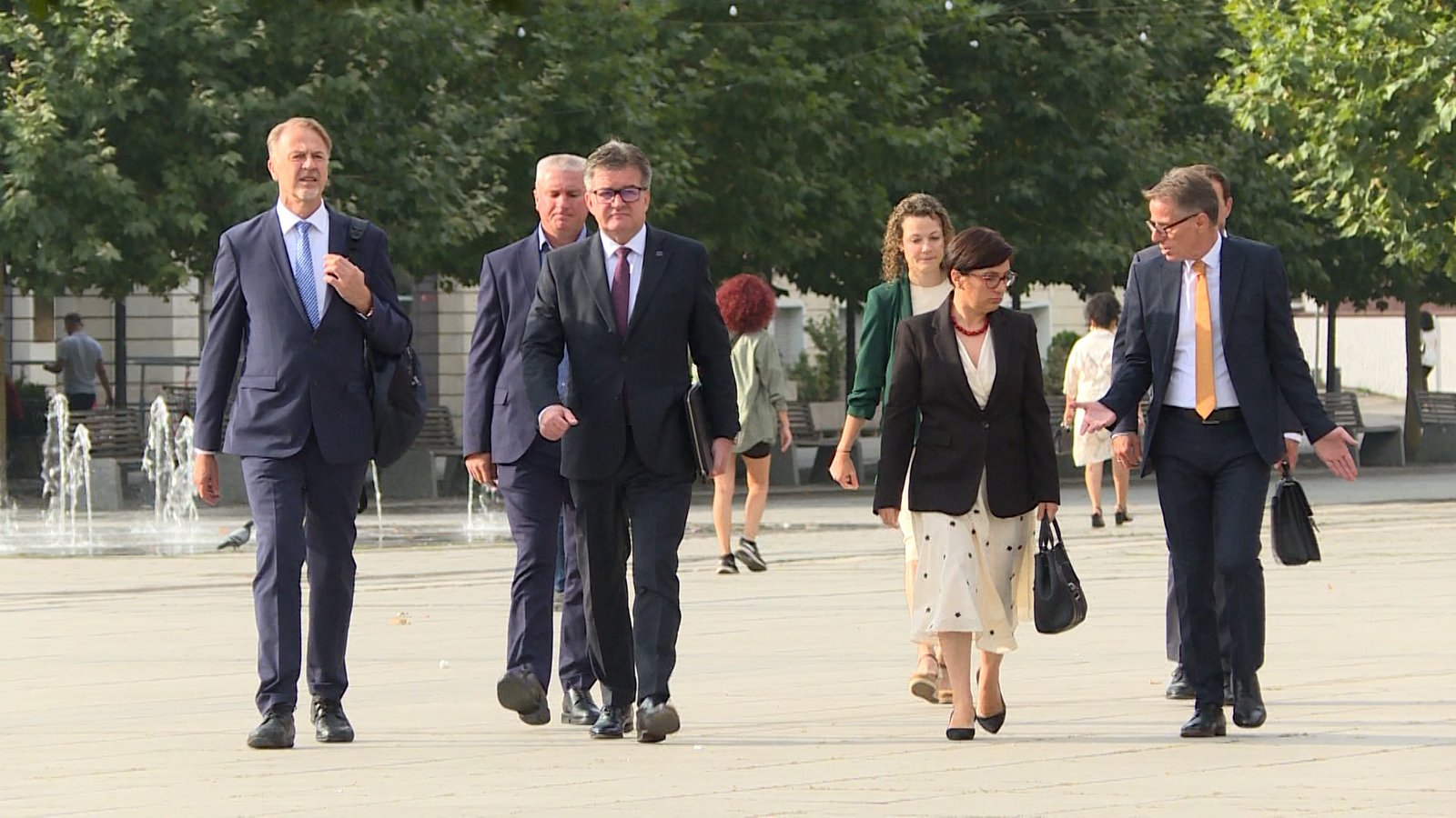 Мирослав Лайчак идёт с делегацией чиновников ЕС в Приштине