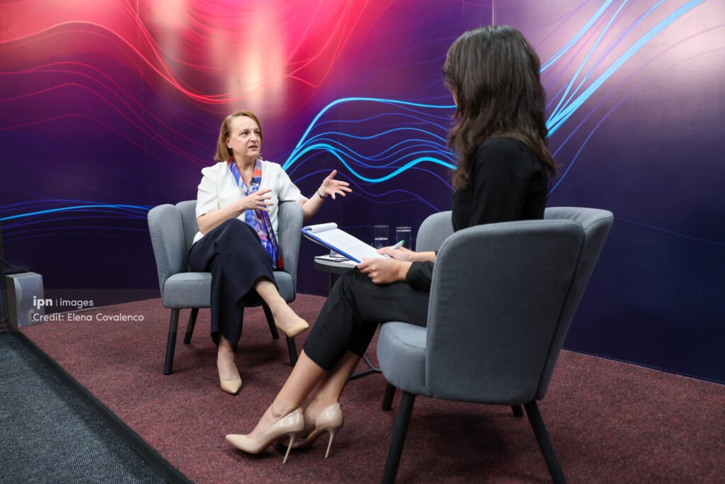 Ивона Пюрко беседует с журналисткой IPN — общий план