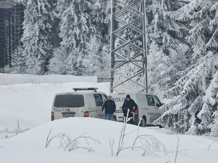 Полицейские автомобили и сотрудники в заснеженном лесу рядом с опорой ЛЭП
