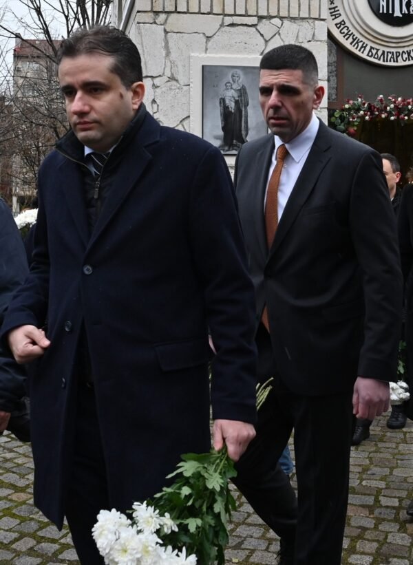 Политики Ивайло Мирчев и Божидар Божанов с цветами у мемориала