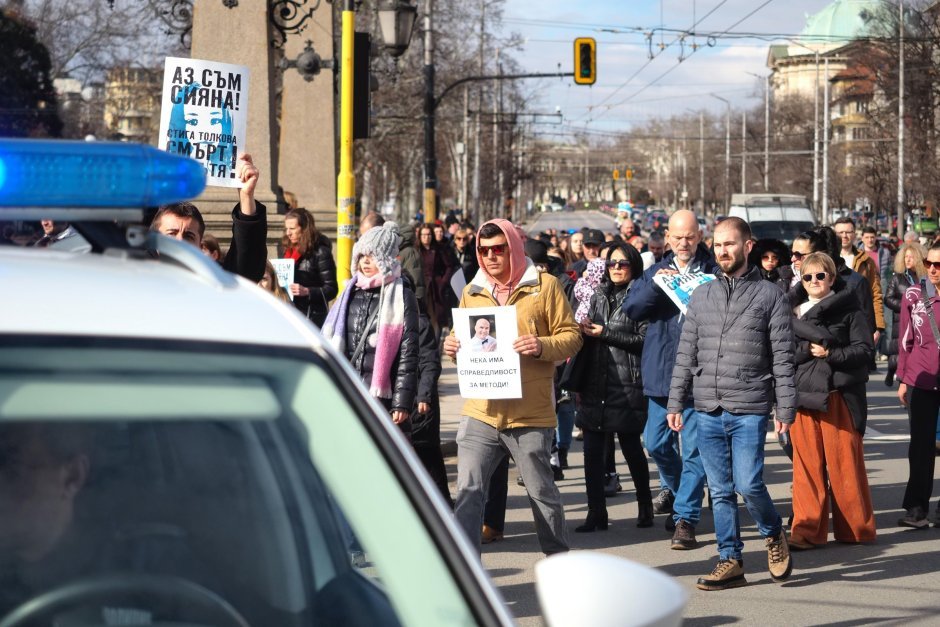 Протестное шествие по софийскому бульвару в сопровождении полиции. Участники несут плакаты «Нека има справедливост за Методи!» и «Аз съм Сияна! Стига толкова смърт!».