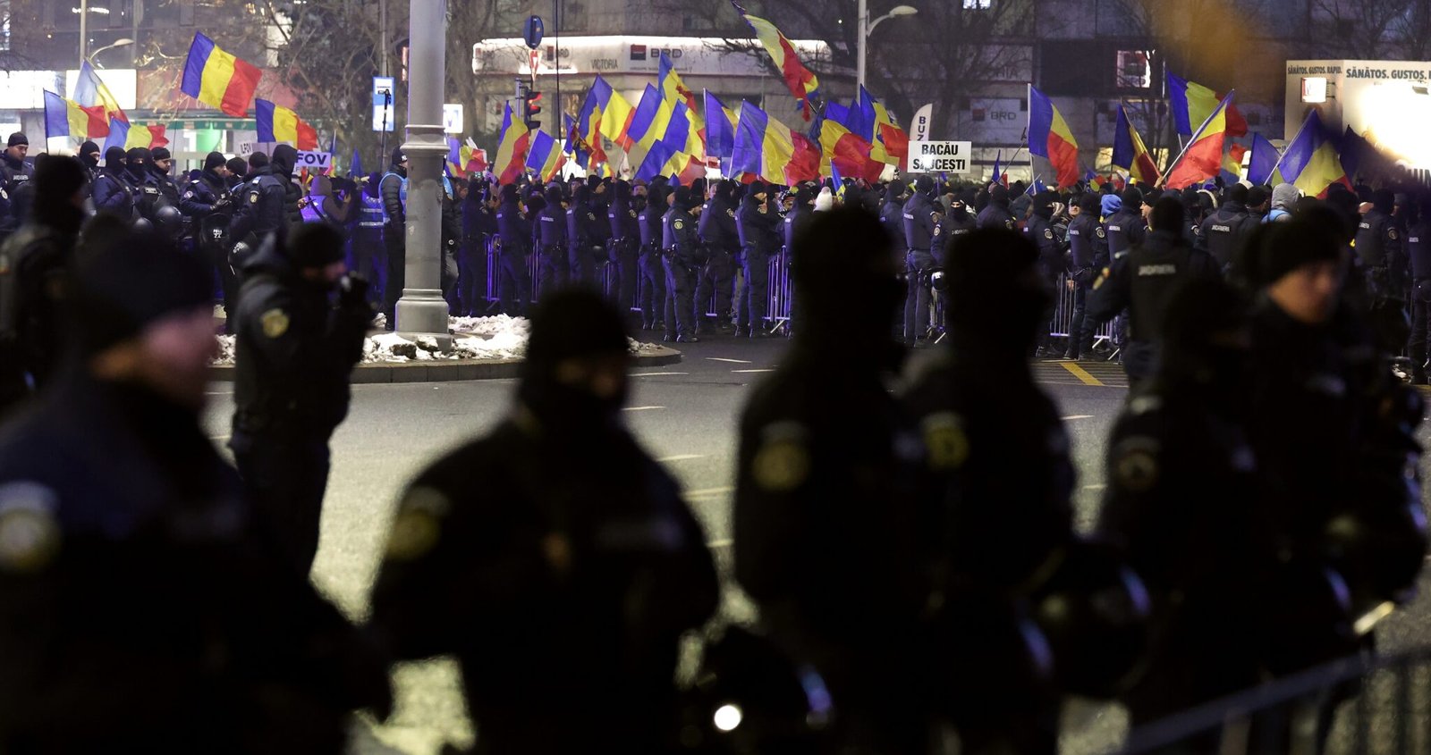 Массовый митинг правых радикалов в Румынии с многочисленными румынскими флагами и оцеплением полиции