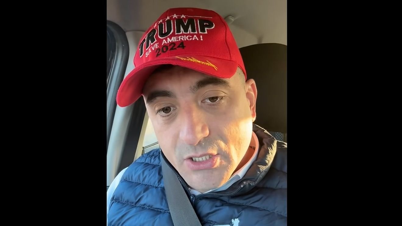 Джордж Симион в кепке Трампа