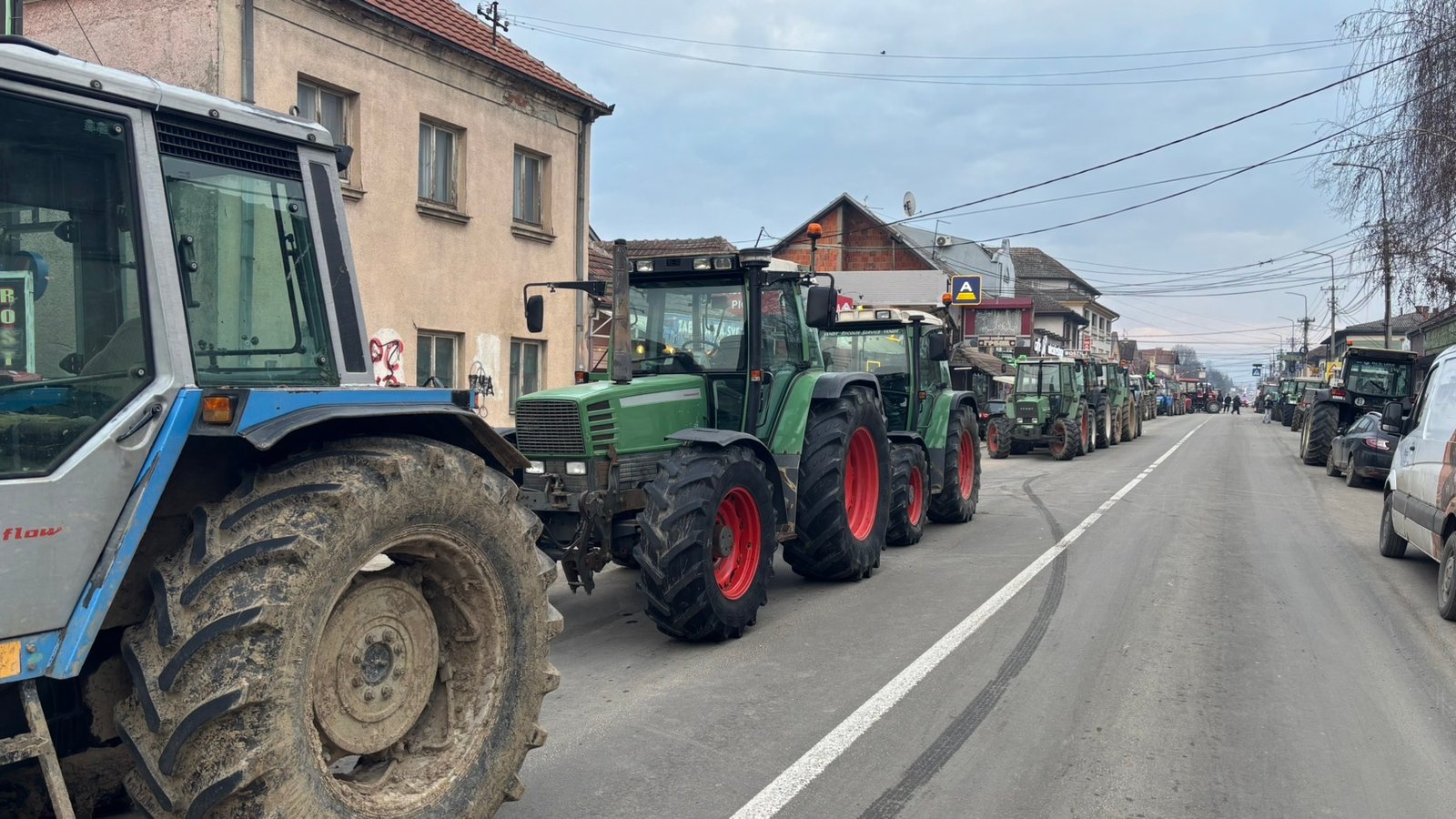Длинный ряд тракторов выстроился вдоль шоссе во время протеста фермеров