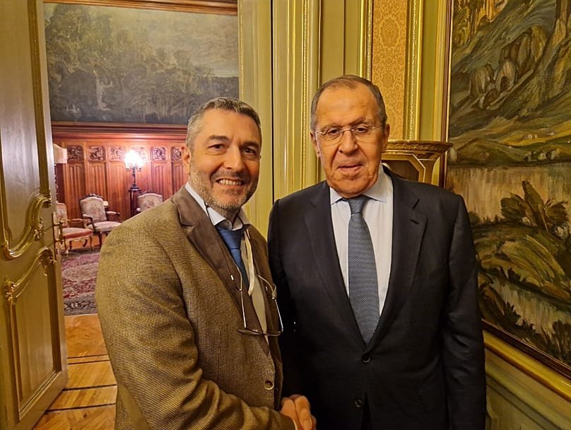 Ксавье Моро позирует с министром иностранных дел России Сергеем Лавровым — попал под санкции ЕС за распространение российской пропаганды