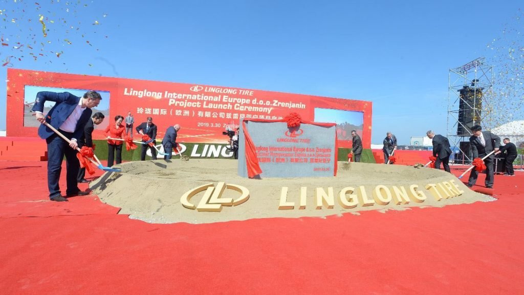 Официальные лица на церемонии запуска проекта Linglong Tire Europe в Зренянине, 2019 год