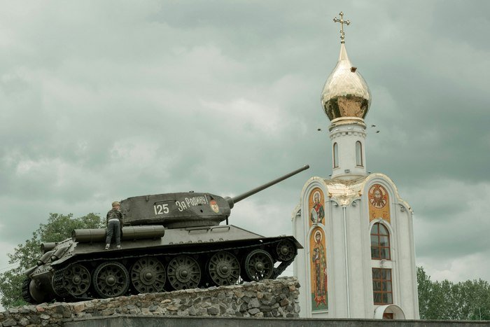 Памятник танку Т-34 и православная часовня в Тирасполе — знаковая достопримечательность Приднестровья