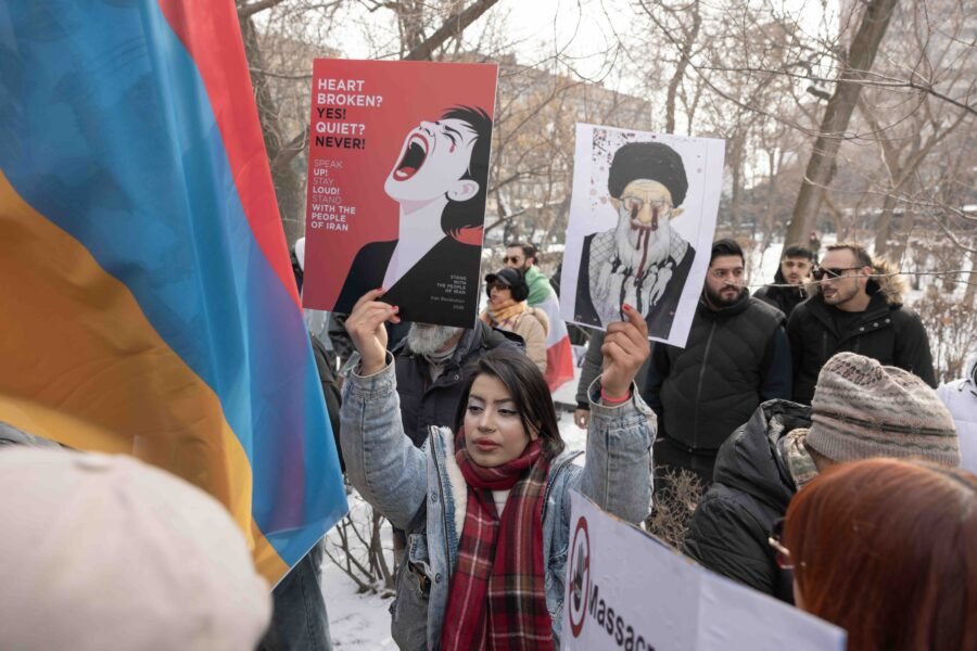 Протестный митинг с армянским флагом — оппозиционная активность