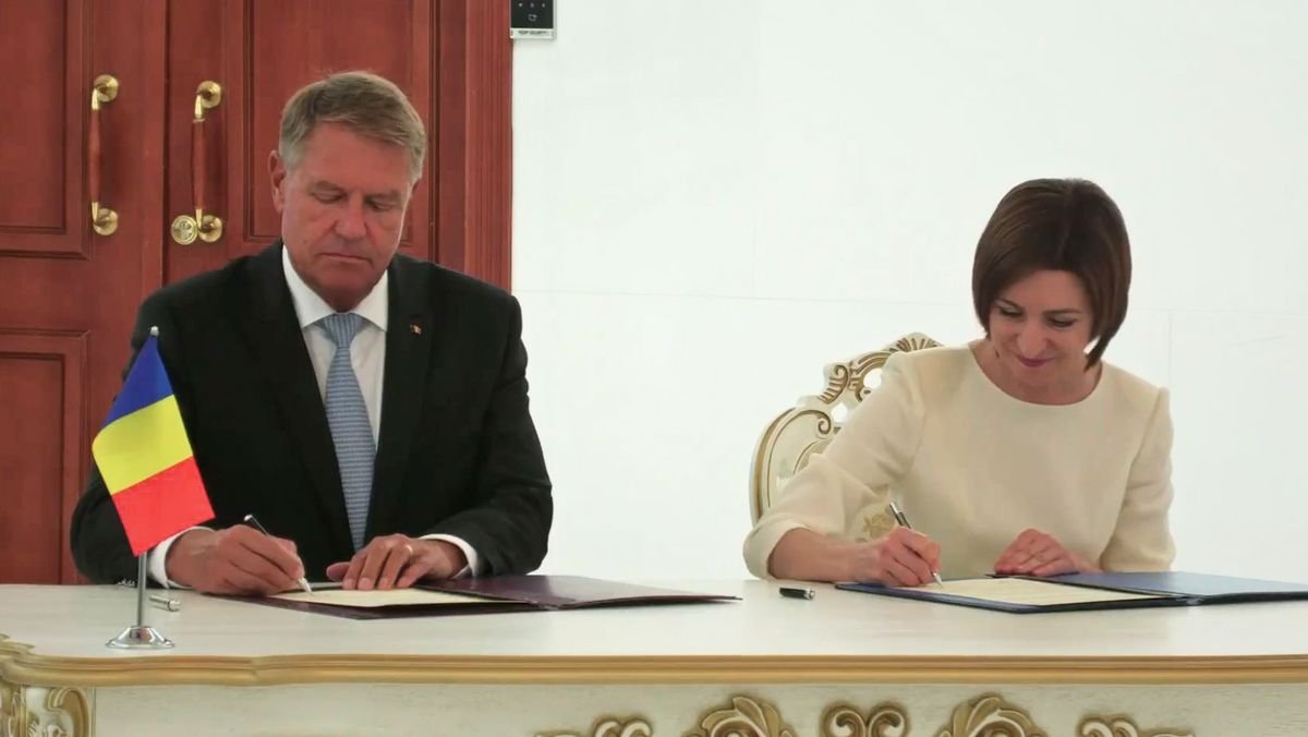 Bilateral signing ceremony with Romanian flag