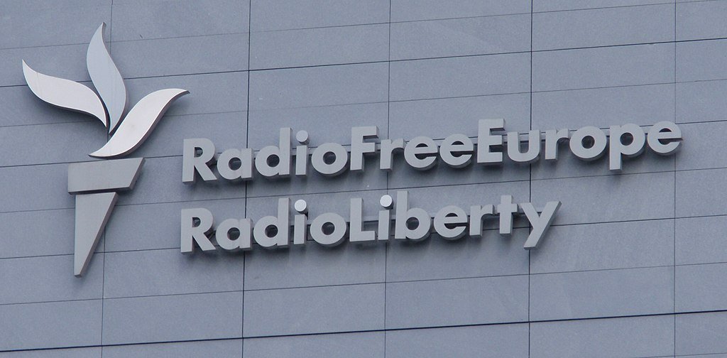 Вывеска штаб-квартиры Radio Free Europe / Radio Liberty в Праге