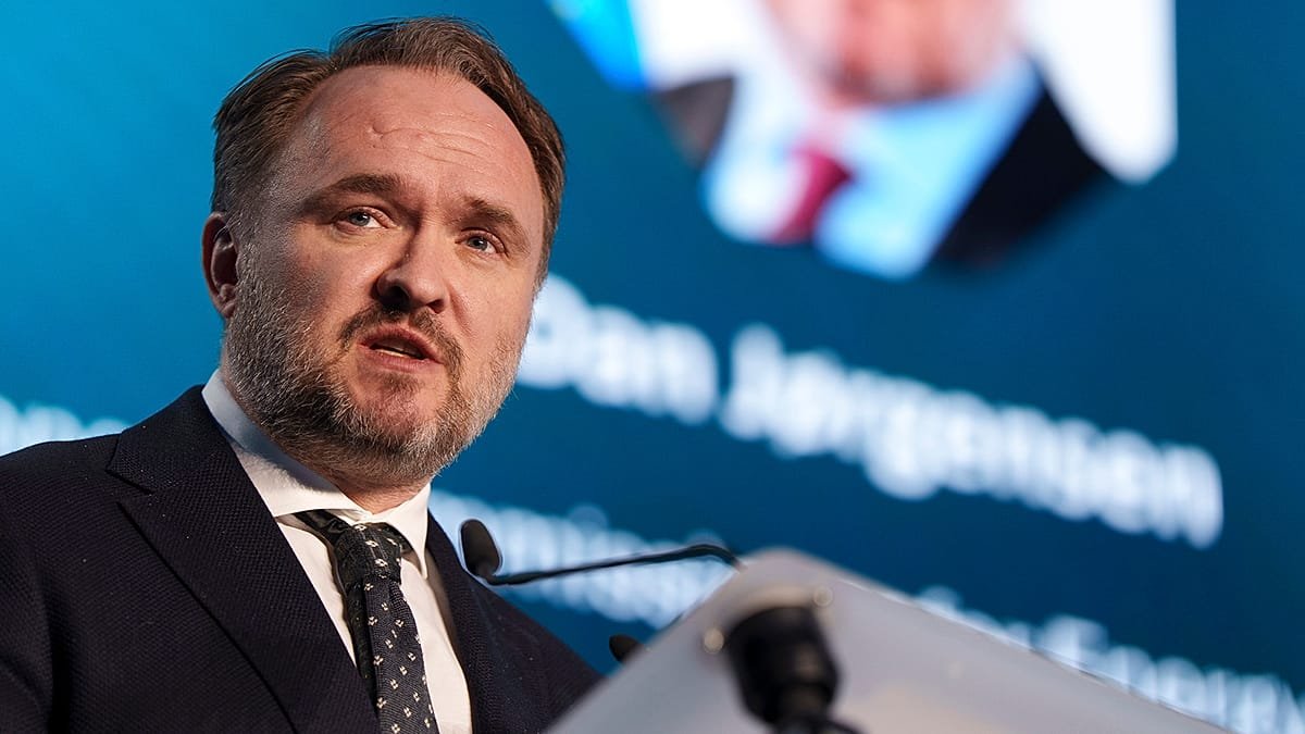 Еврокомиссар по энергетике Дан Йоргенсен выступает на трибуне