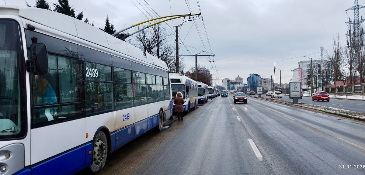Ряд остановившихся троллейбусов на улице Кишинёва во время отключения электричества (31.01.2026) — последствия для общественного транспорта