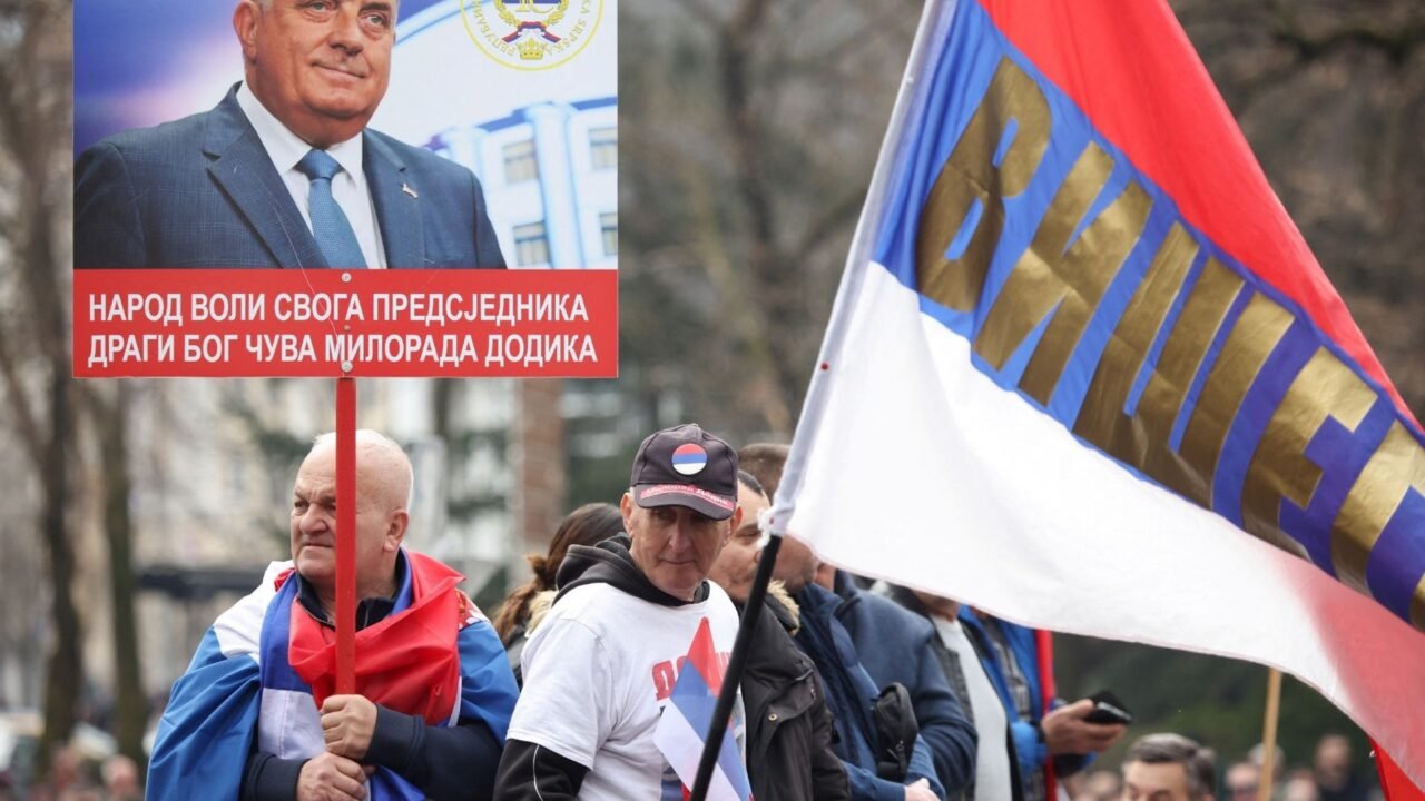 Сторонники Милорада Додика с флагами Республики Сербской и плакатами на пророссийском митинге