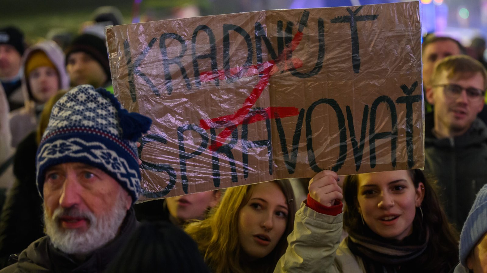 Словацкие протестующие с плакатом «Красть / Управлять», зимний митинг