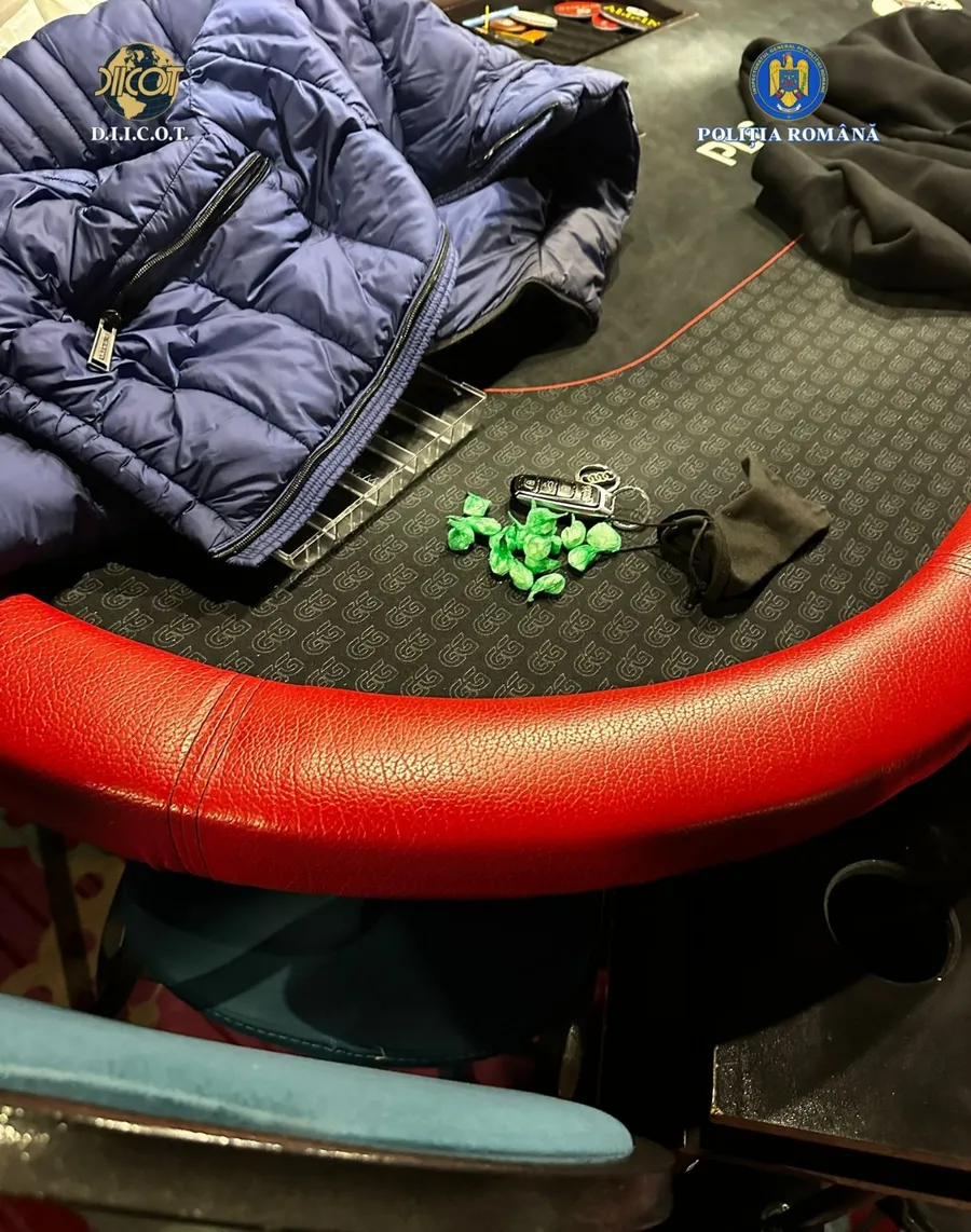 Изъятые дозы наркотиков в зеленых пакетиках на покерном столе с логотипами DIICOT и Полиции Румынии