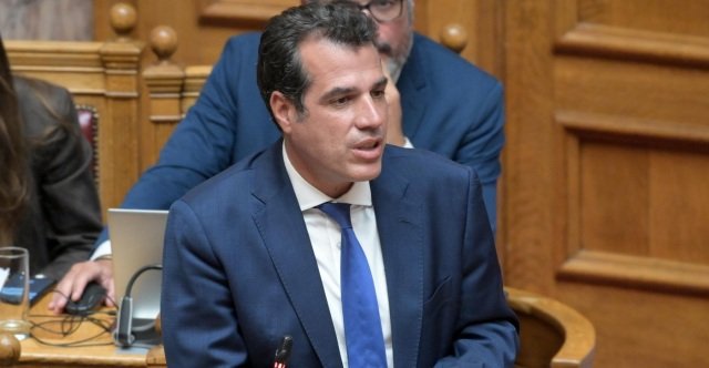 Министр миграции Греции Танос Плеврис выступает в парламенте