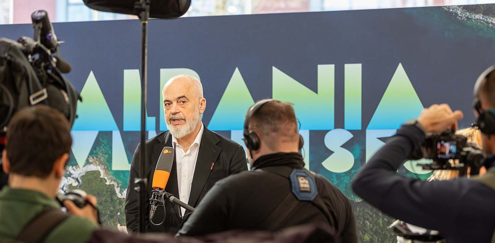 Премьер-министр Албании Эди Рама на пресс-конференции на фоне баннера Albania