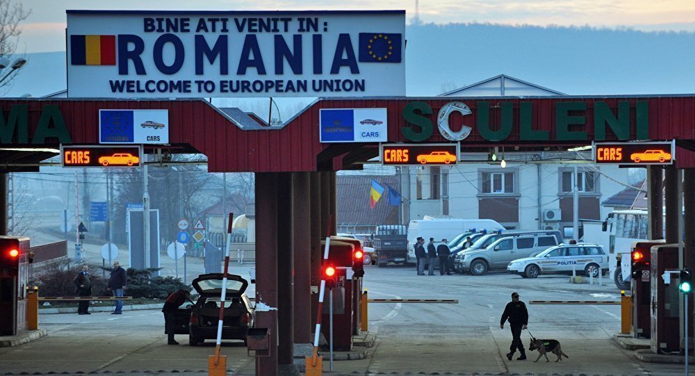 Пограничный переход Молдова-Румыния в Скулень с надписью «Добро пожаловать в Европейский союз» и полицейским с собакой