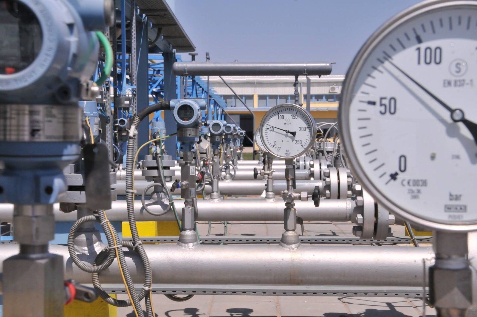 Газовая инфраструктура с манометрами на перерабатывающем объекте