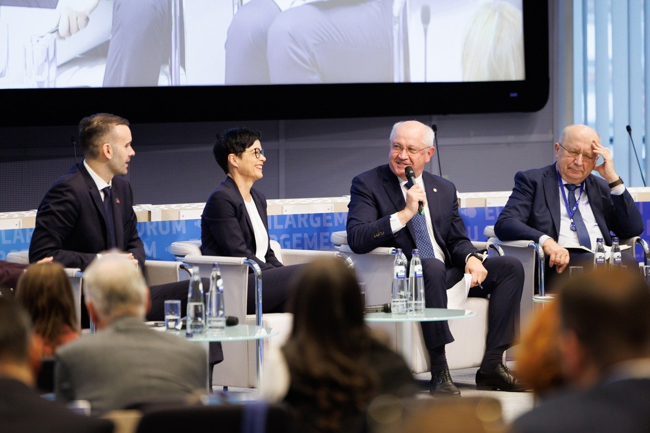 Панельная дискуссия на Форуме расширения ЕС с официальными лицами на сцене