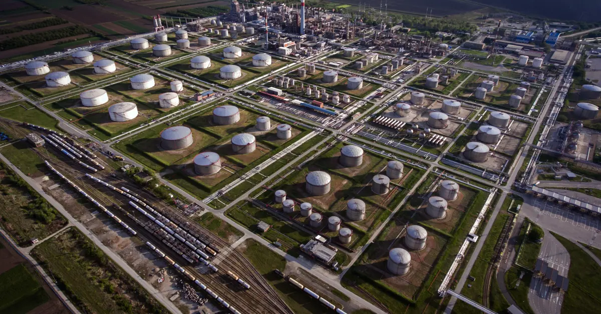 Вид с воздуха на нефтеперерабатывающий завод NIS и нефтебазу в Сербии