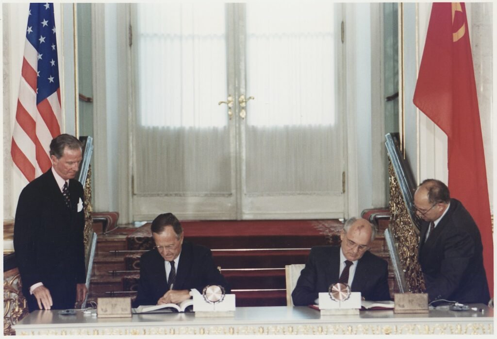 Подписание договора СНВ-1 президентами Джорджем Бушем-старшим и Михаилом Горбачёвым в Кремле, 1991 год