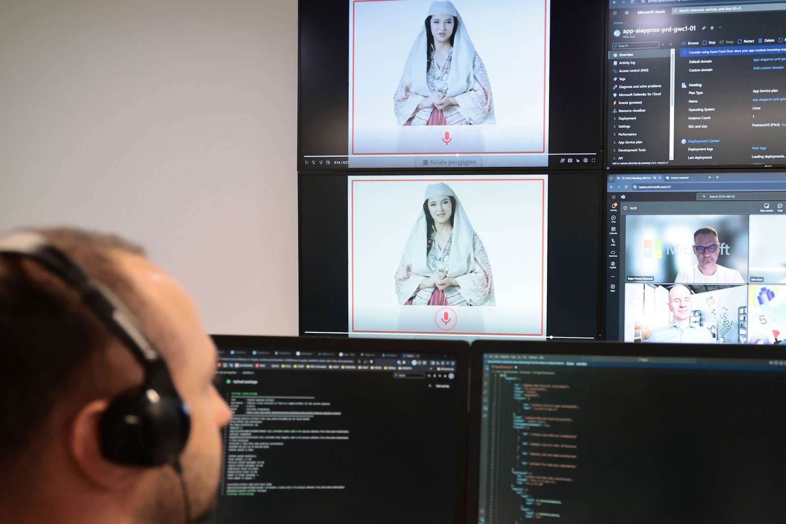 Разработчик работает над системой ИИ Diella, на мониторах интерфейс аватара и звонок Microsoft Teams