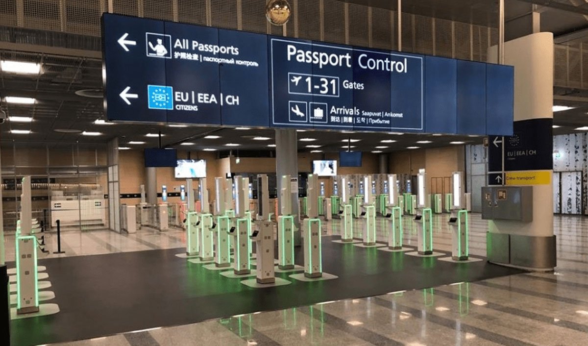Современная зона паспортного контроля ЕС с автоматизированными электронными воротами и цифровыми указателями для граждан ЕС/ЕЭЗ