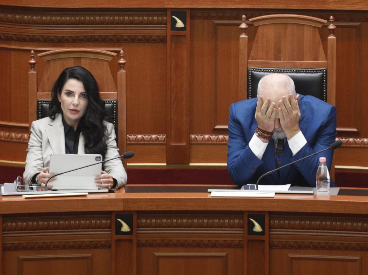 Заседание парламента Албании со спикером и чиновником, закрывающим лицо