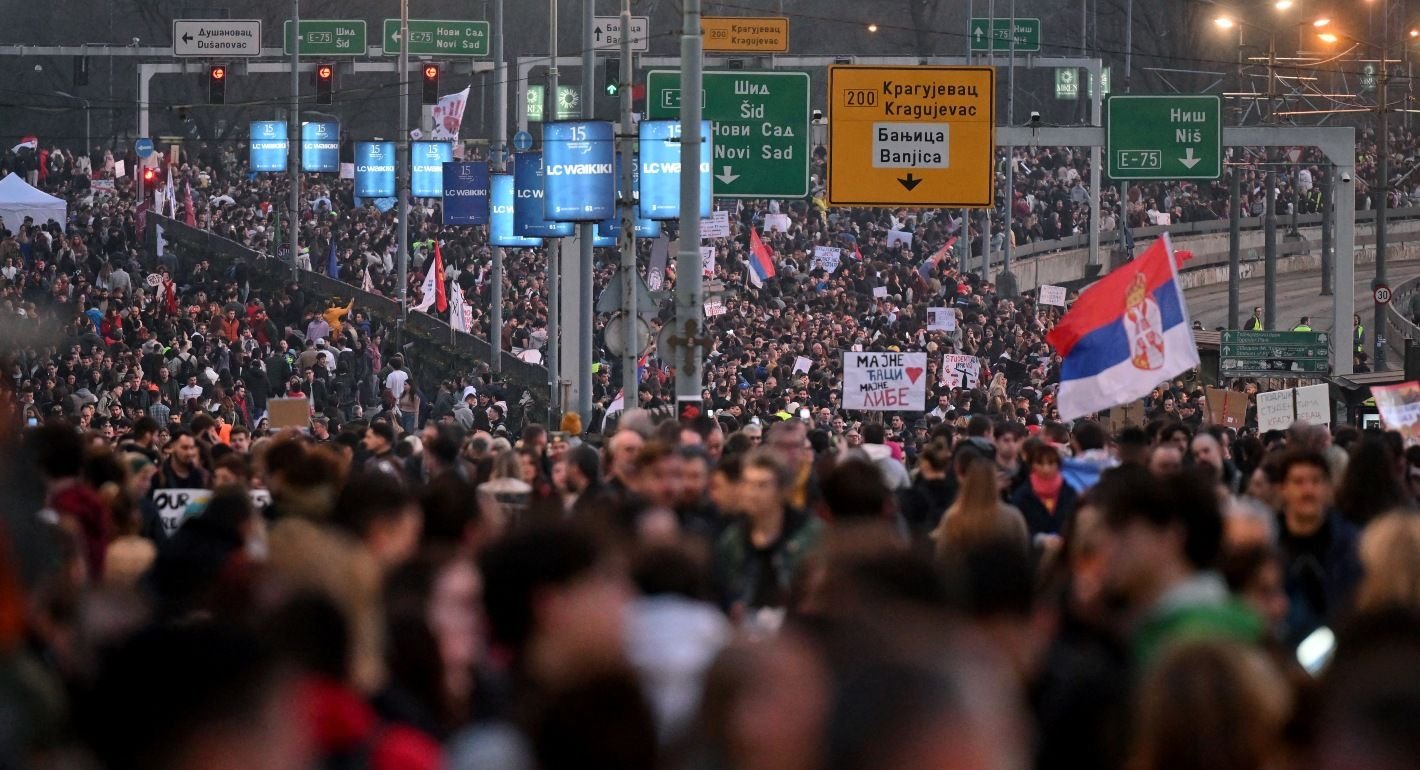 Массовые студенческие протесты в Сербии с сербскими флагами, толпы перекрывают автомагистраль под Белградом