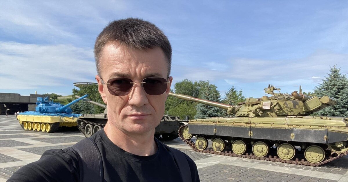 Селфи Александру Бэлана на фоне военных танков (посещение музея)