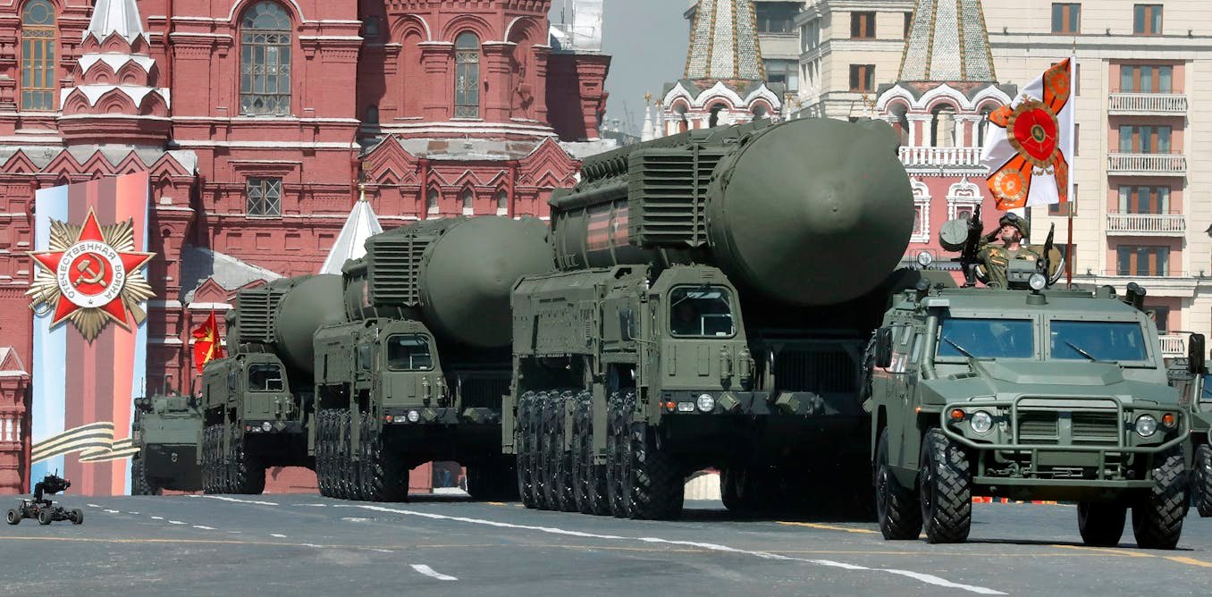 Колонна ракетных комплексов «Ярс» на параде на Красной площади на фоне Исторического музея