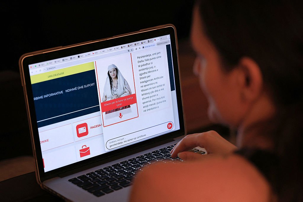 Гражданка Албании общается с чат-ботом Diella на портале e-Albania