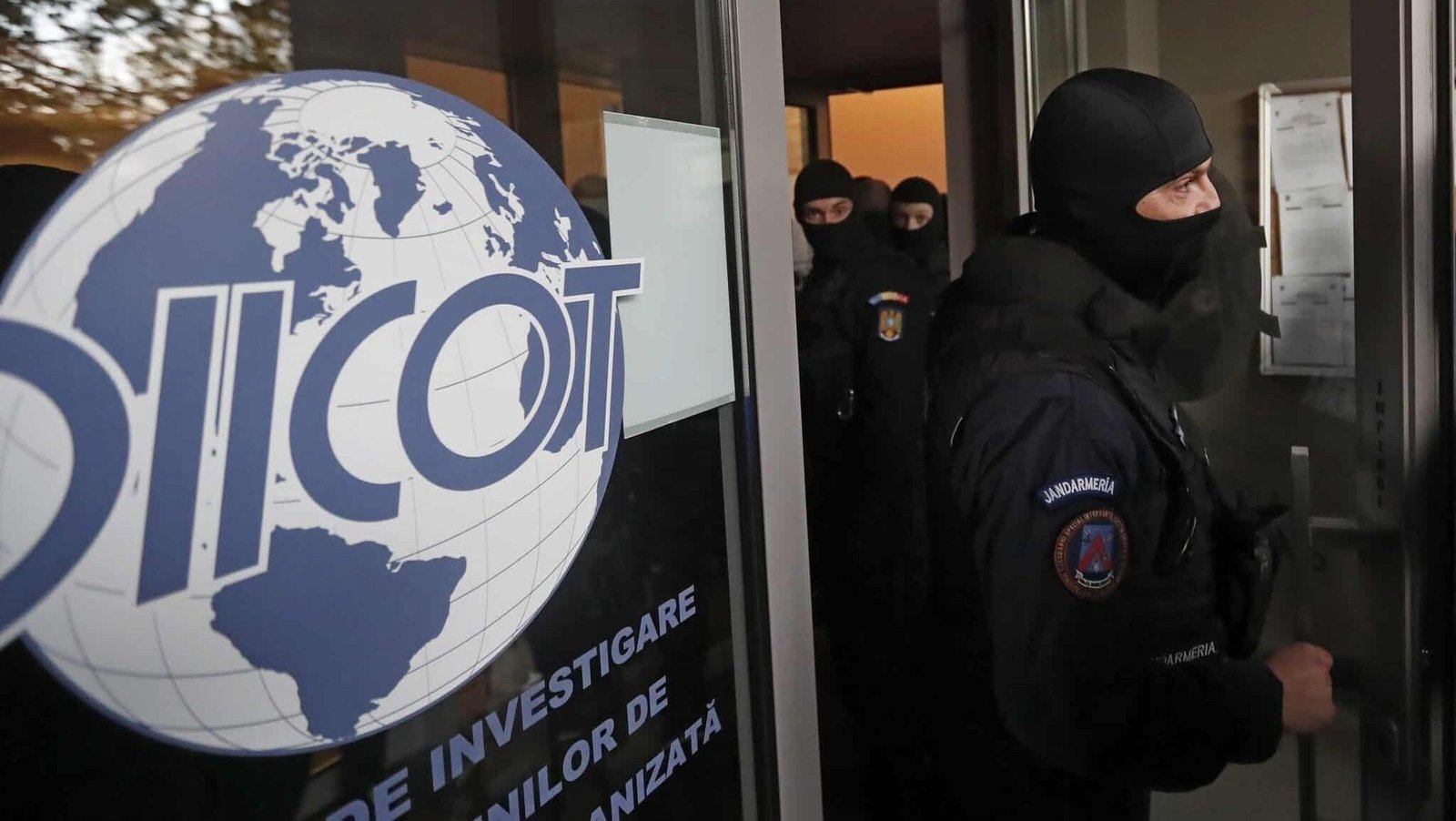 Вход в штаб-квартиру DIICOT с румынскими жандармами