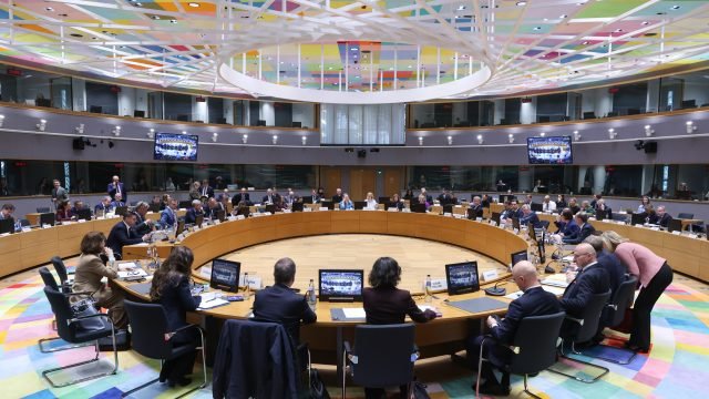 Зал заседаний Совета ЕС в Брюсселе - заседание за круглым столом с европейскими лидерами