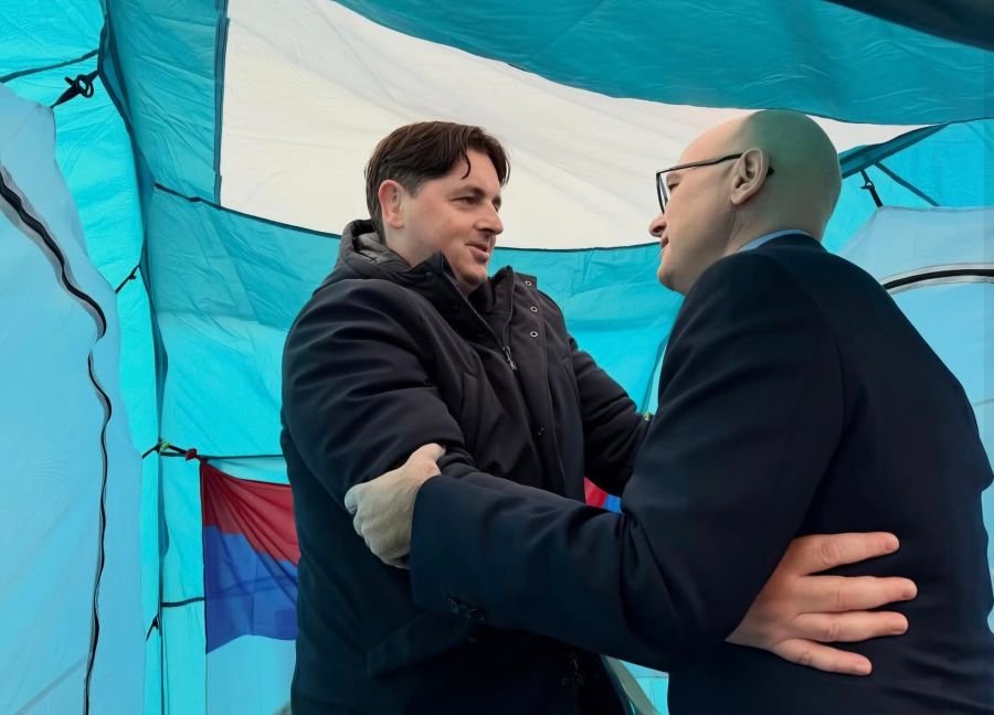 Углеша Мрдич, депутат от Сербской прогрессивной партии, на встрече с коллегой