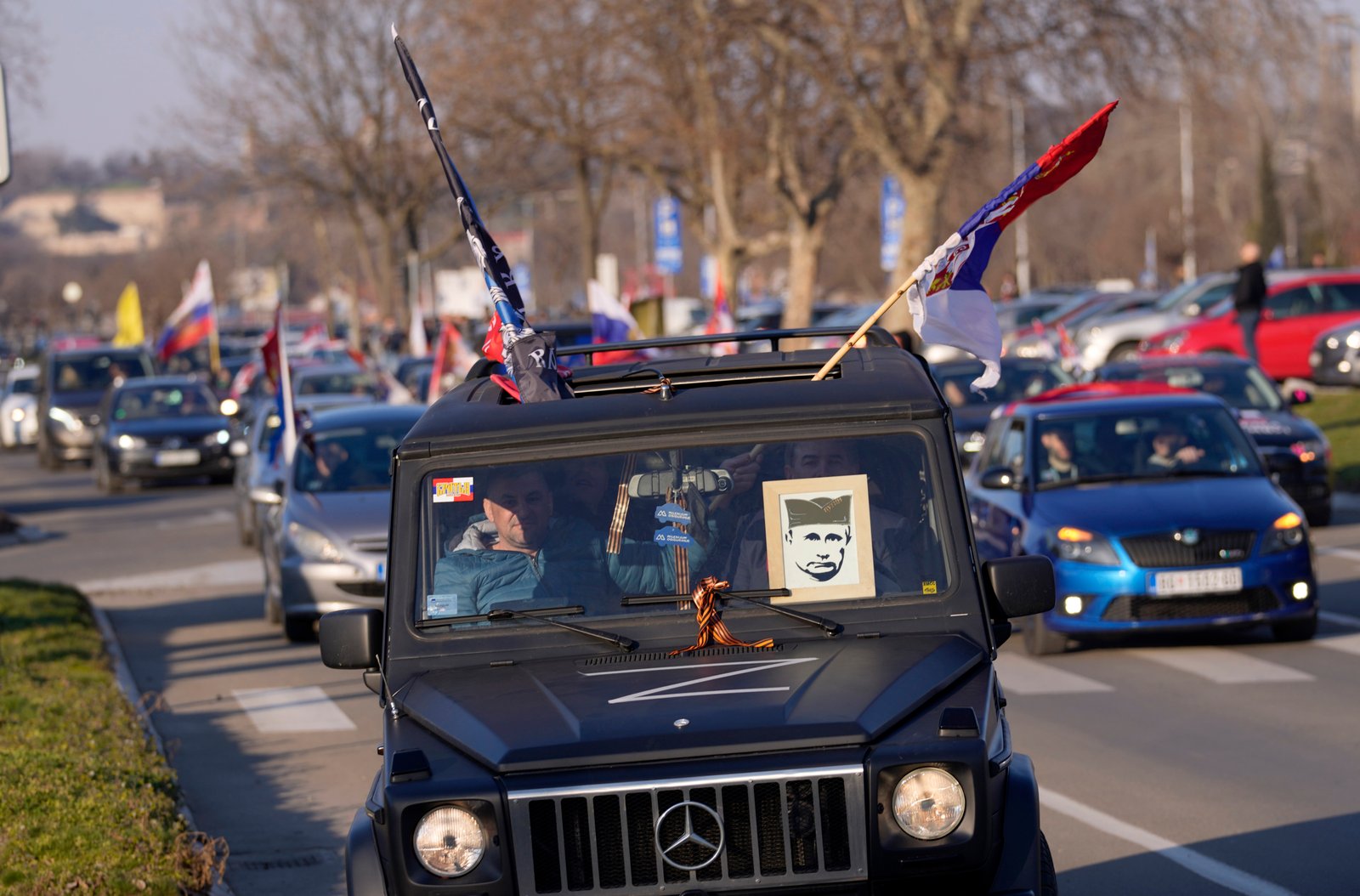 Пророссийский автопробег в Сербии с автомобилем с портретом Путина, сербскими и российскими флагами