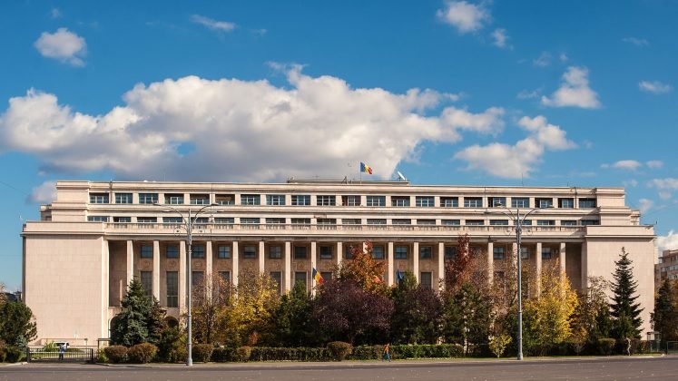 Дворец Виктория — резиденция правительства Румынии в Бухаресте, неоклассическая архитектура с колоннами, развеваются румынские флаги