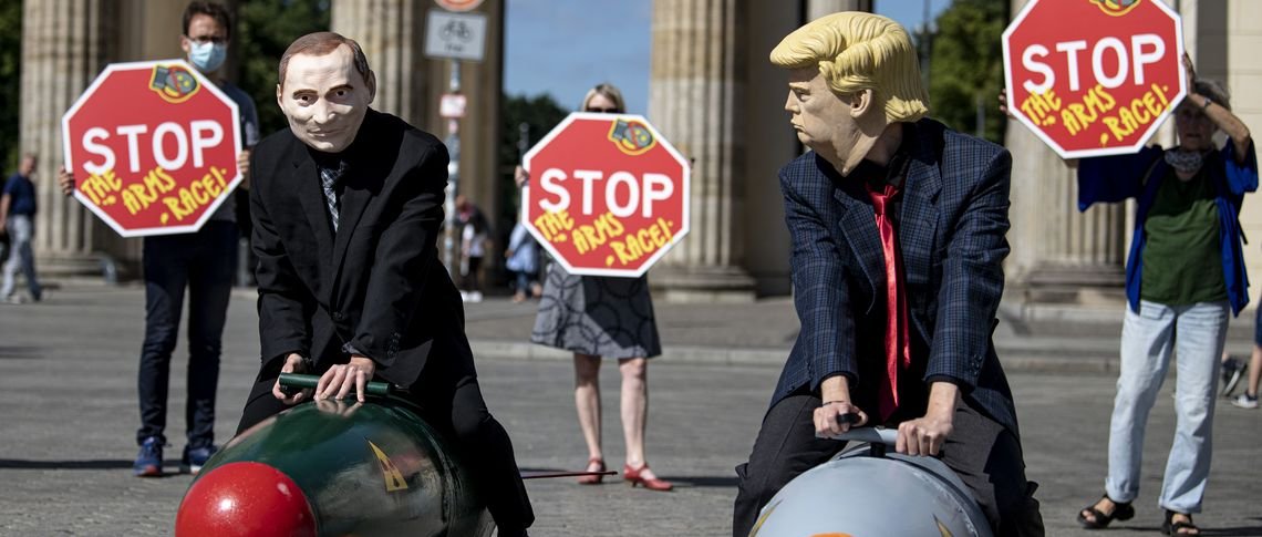 Протестная акция в Берлине: активисты в масках Путина и Трампа на муляжах ракет с плакатами «Остановите гонку вооружений»