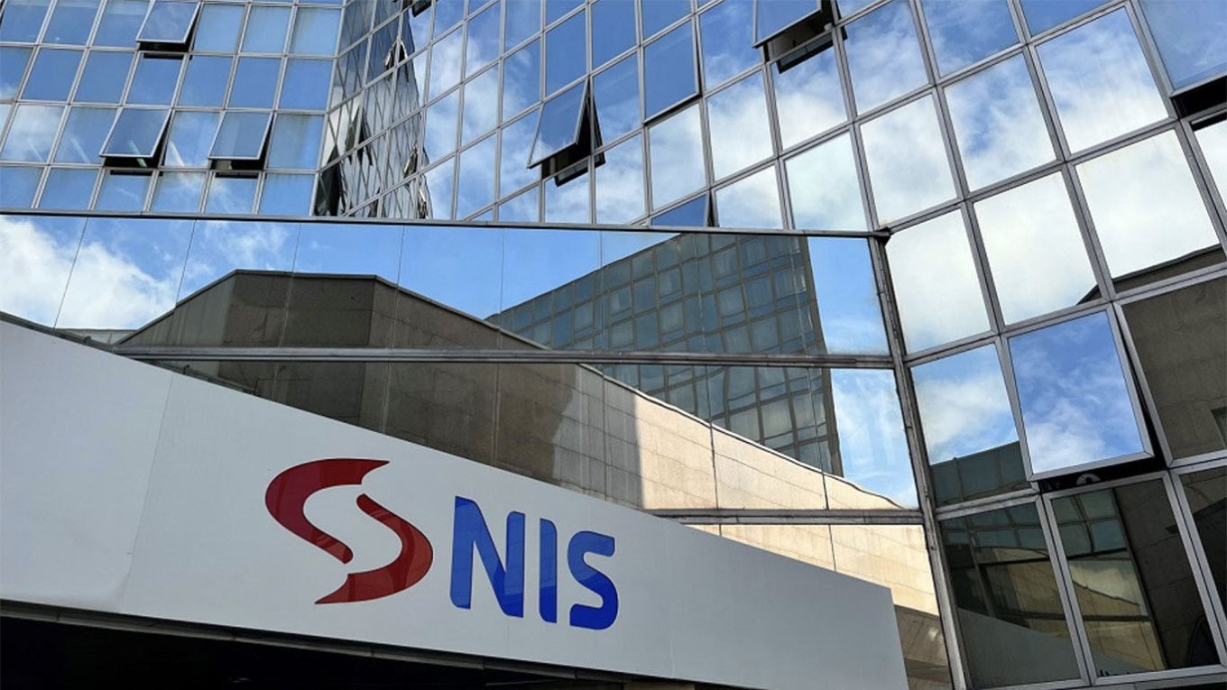 Штаб-квартира компании NIS с логотипом на стеклянном фасаде