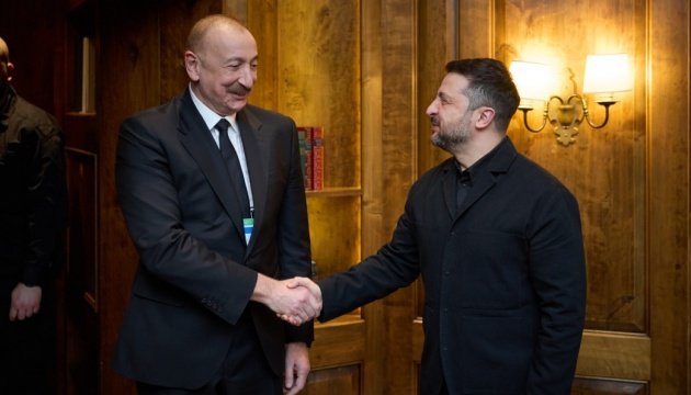 Алиев и Зеленский пожимают руки во время двусторонней встречи