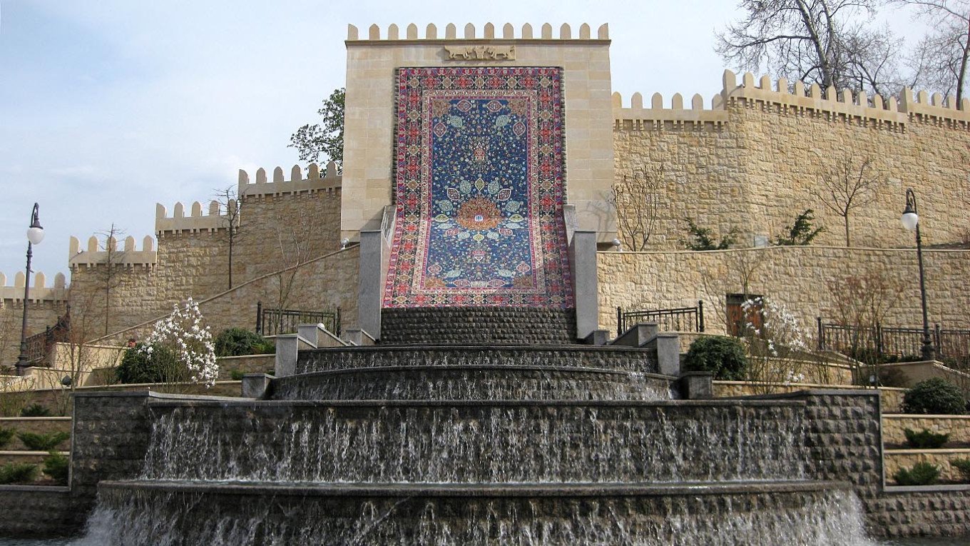 Достопримечательность Баку — фонтан с ковровой мозаикой у крепостной стены